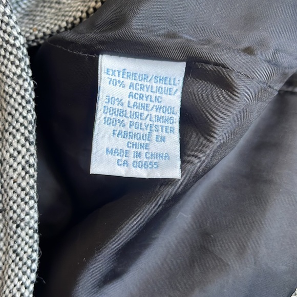 Grey, black and white coat. - Picture 6 of 7